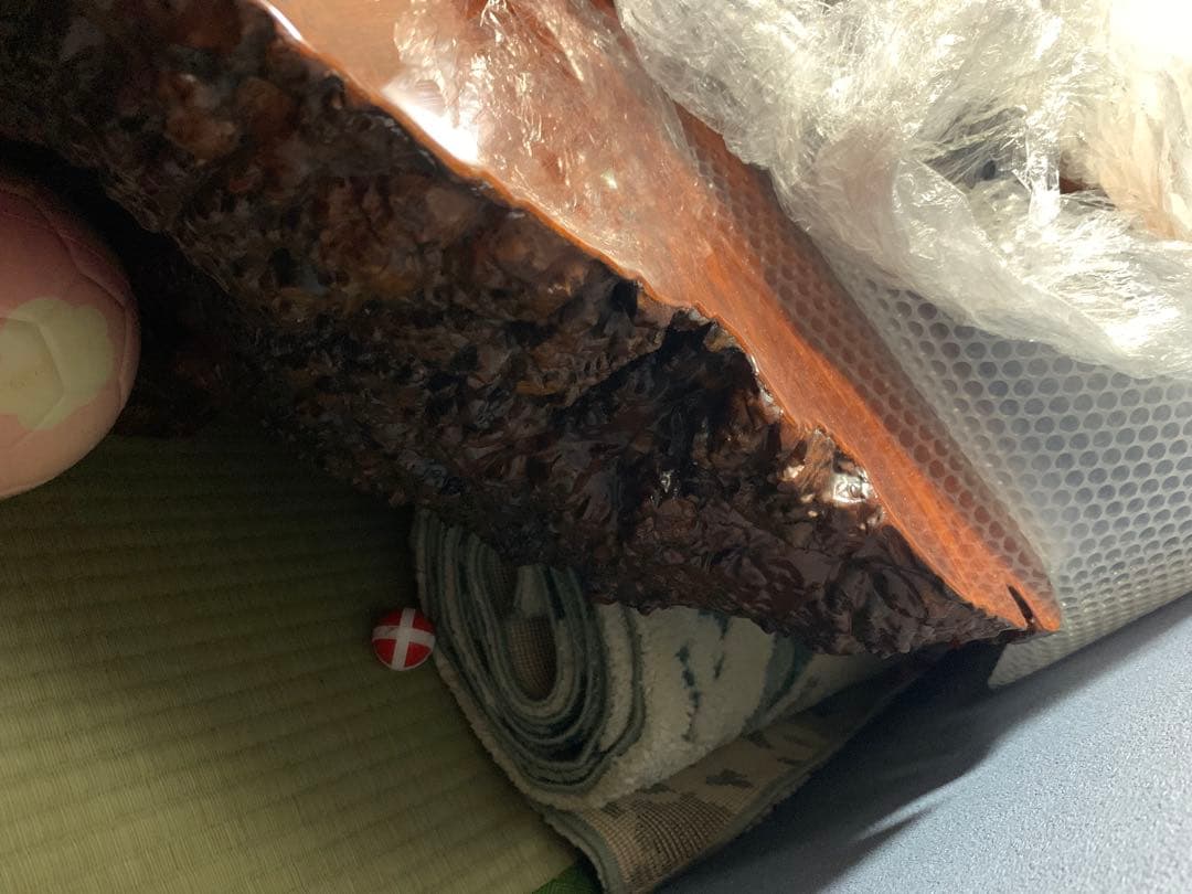 自然な形状の茶色い座卓　花梨