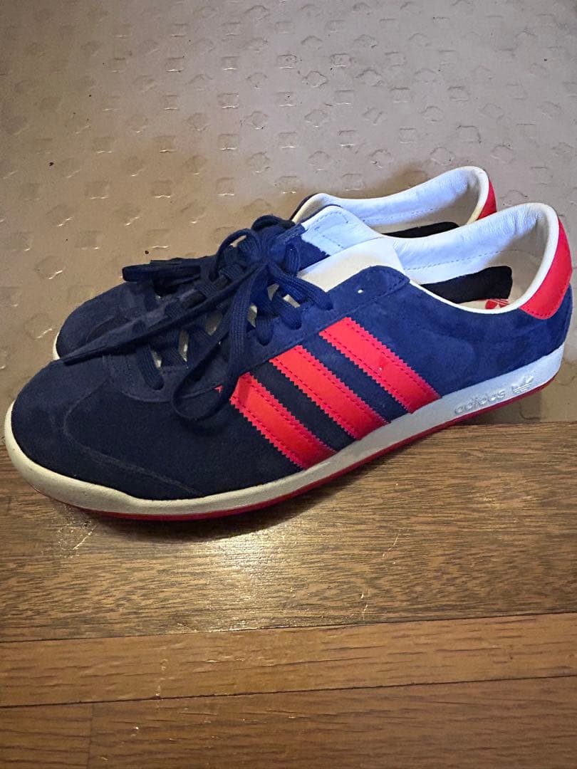 adidas ネイビー/レッド スニーカー