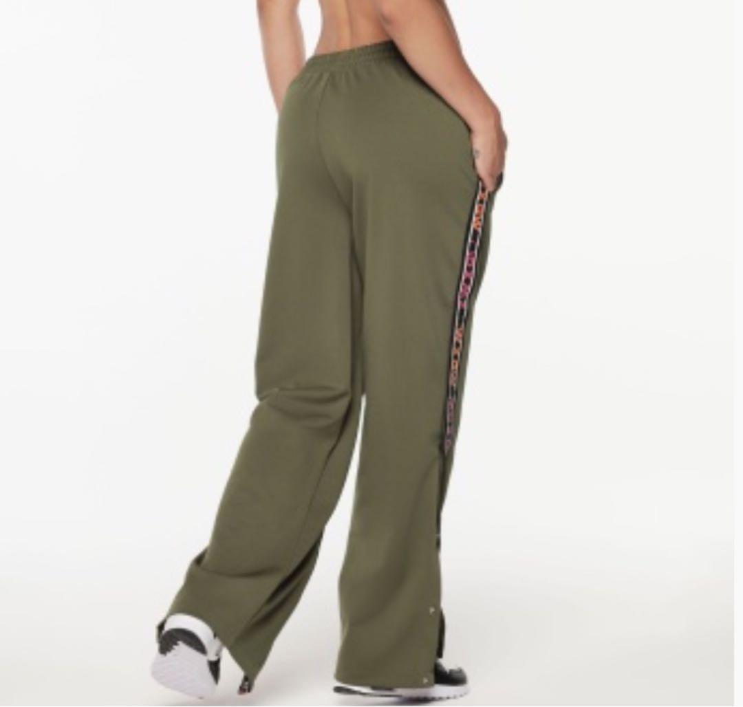 《即購入OK》ZUMBA正規品新作カーキストレートパンツサイドスナップXS美品