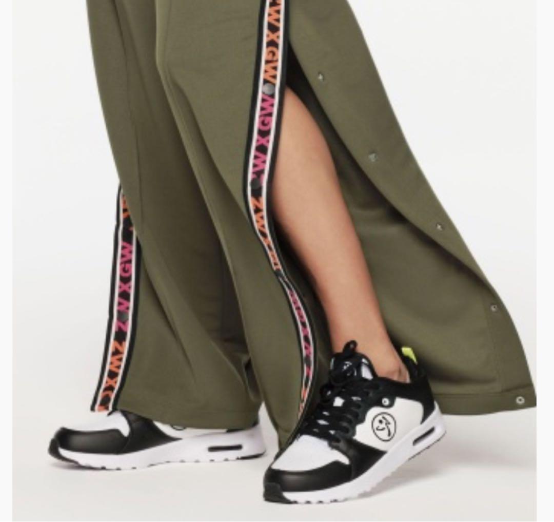 《即購入OK》ZUMBA正規品新作カーキストレートパンツサイドスナップXS美品