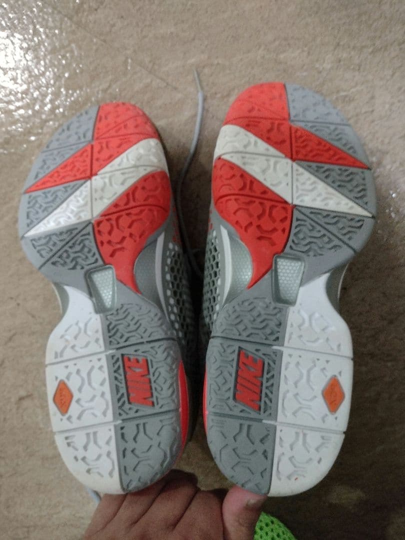 ナイキ　テニスシューズ　ナダルモデル