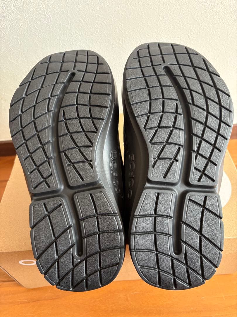 新品 OOFOS ウーフォス OOcoozie Thermo Mule 黒