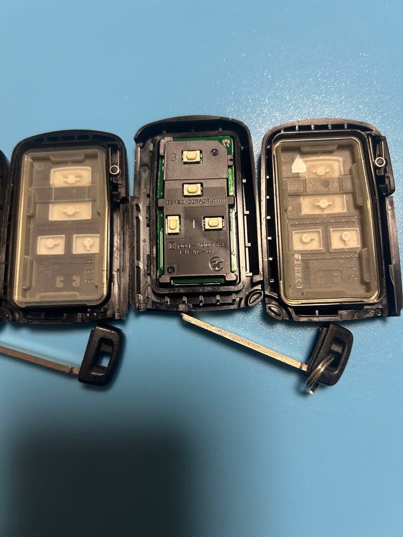 トヨタ純正 ヴォクシー スマートキー (4つボタン) 3個 送料込み