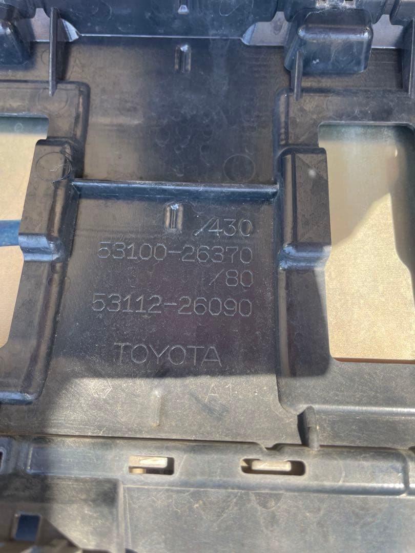 トヨタ ハイエース 200系 4型 純正フロントグリル