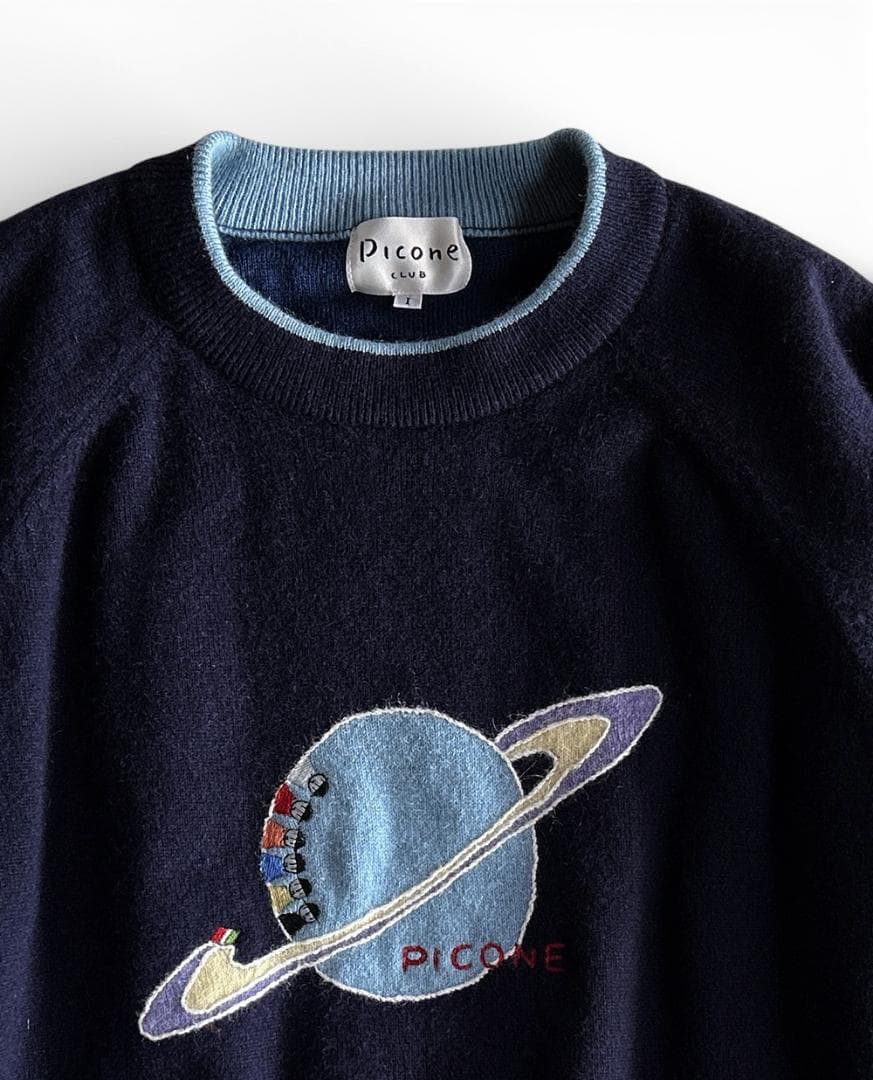 ピッコーネクラブ ふんわり肉厚 カシミヤ混ウール ロゴ刺繍モチーフニット