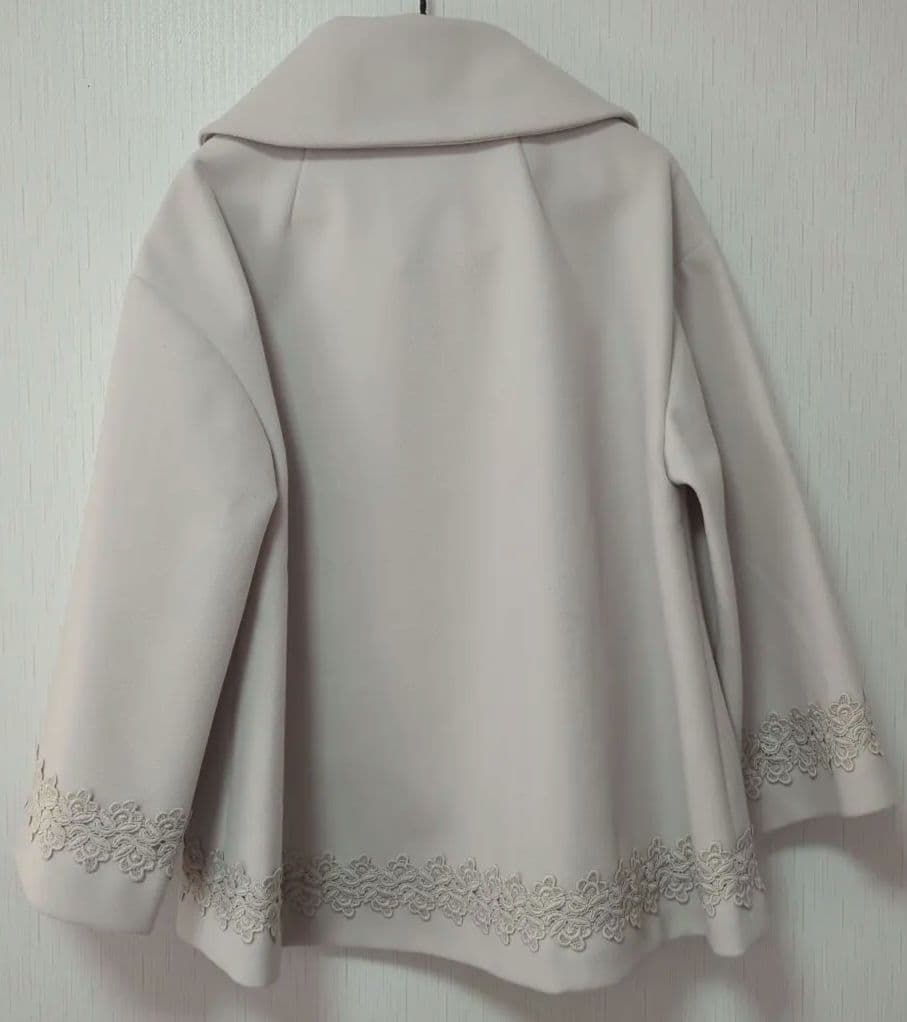 新品タグ付きスーパービューティー★レース使い✤取り外しコサージュ付ショートコート