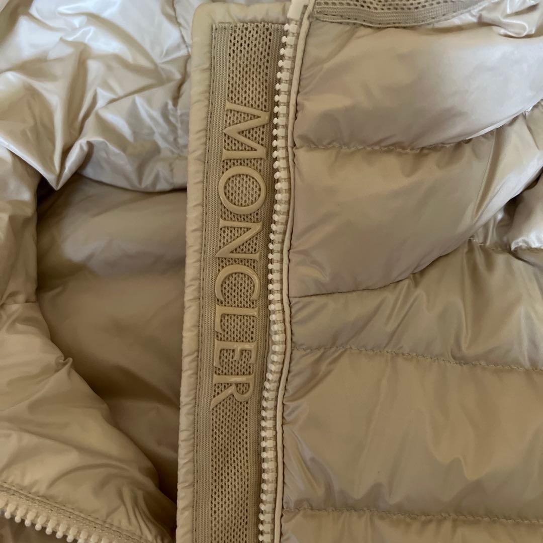 Moncler フード付きダウンベスト アイボリー