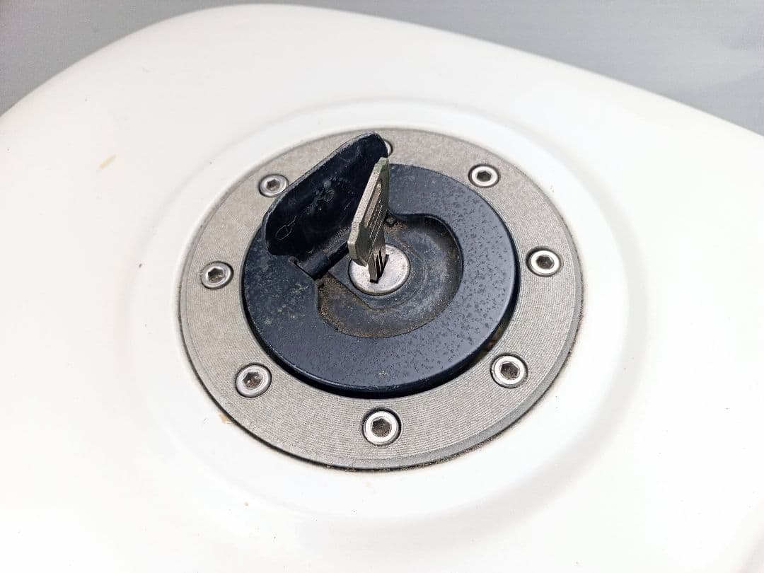 スズキ RGV250Γ VJ21 ガソリンタンク キー付き