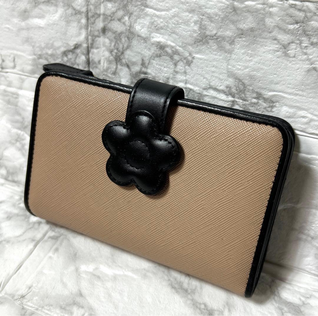 【未使用級】MARY QUANT 二つ折り財布デイジーパッチスナップ ベージュ