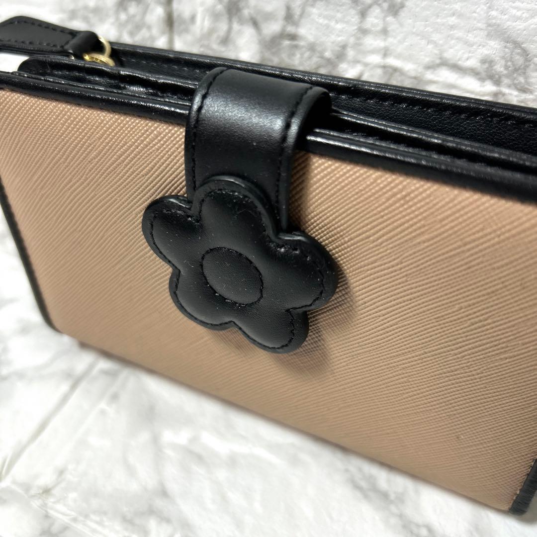 【未使用級】MARY QUANT 二つ折り財布デイジーパッチスナップ ベージュ