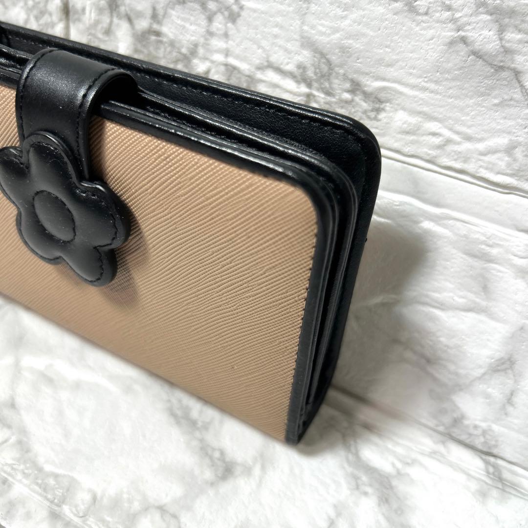 【未使用級】MARY QUANT 二つ折り財布デイジーパッチスナップ ベージュ