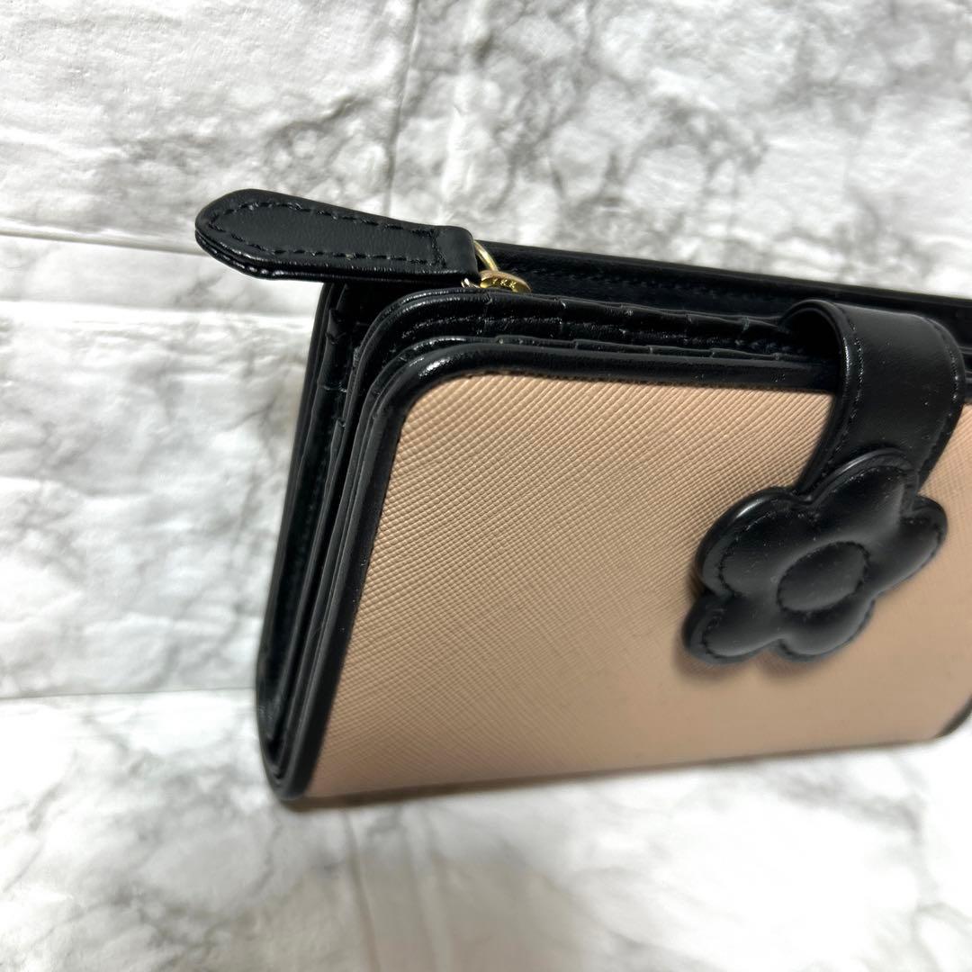 【未使用級】MARY QUANT 二つ折り財布デイジーパッチスナップ ベージュ