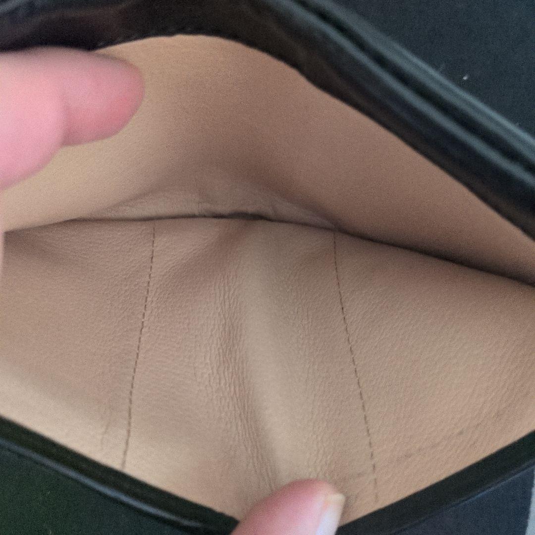 黒いレザー二つ折り財布 職人技が光る