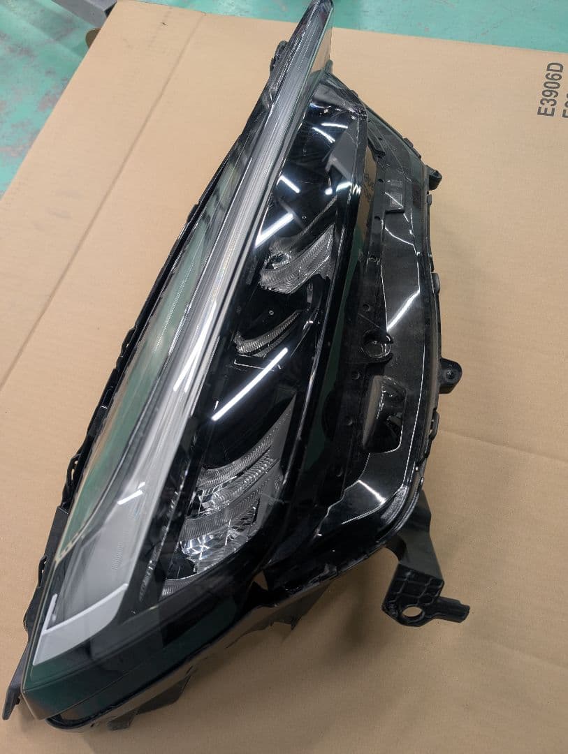 ヴェゼル　ヘッドライト　右　RV系