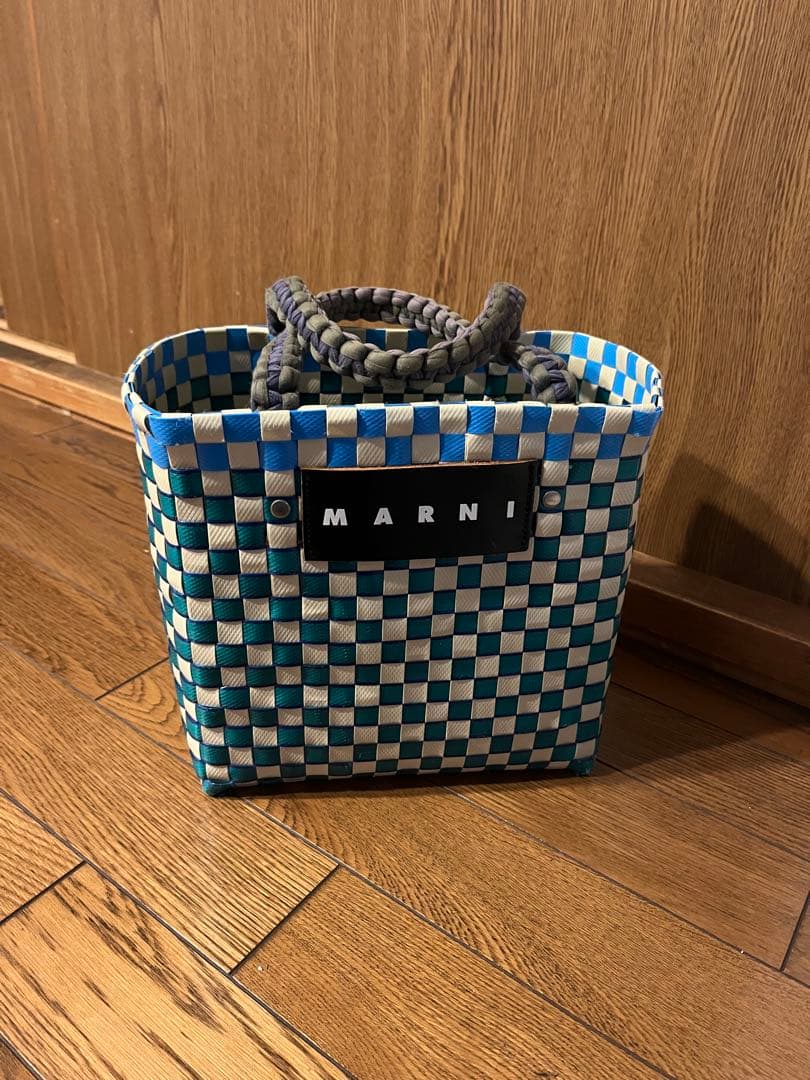 MARNI 青と白のチェック かごバッグ