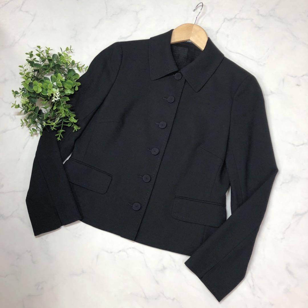 アクアスキュータムの上品な襟付きウールジャケット黒ブラック