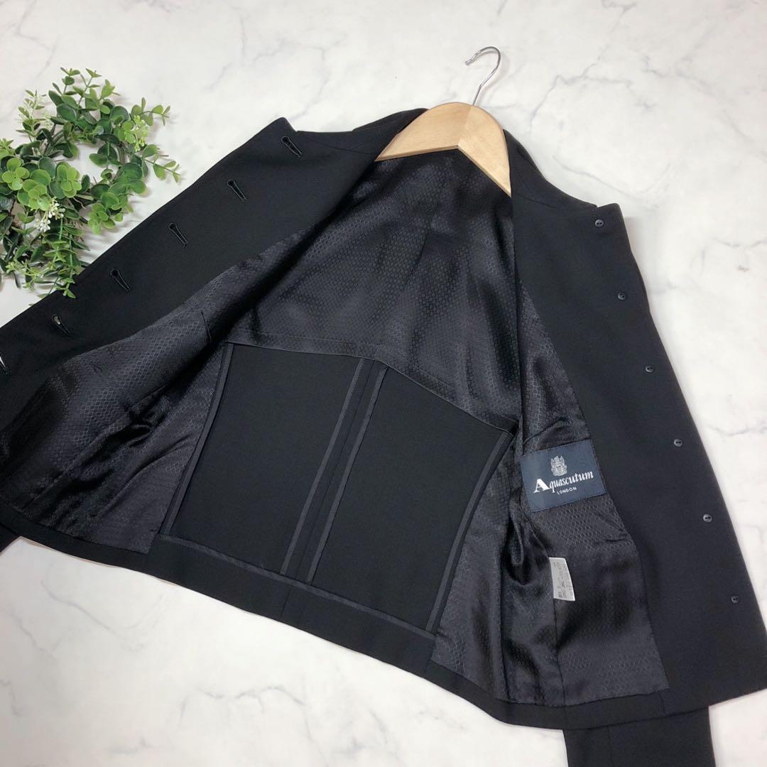 アクアスキュータムの上品な襟付きウールジャケット黒ブラック