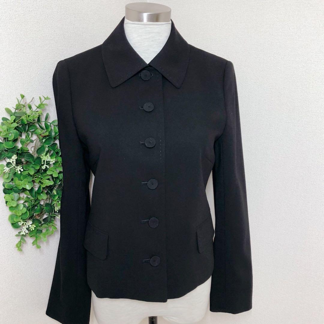 アクアスキュータムの上品な襟付きウールジャケット黒ブラック