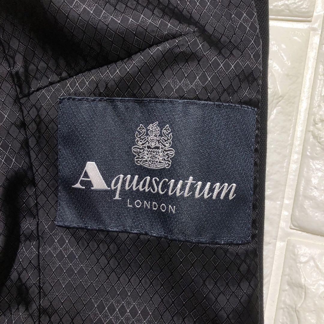 アクアスキュータムの上品な襟付きウールジャケット黒ブラック