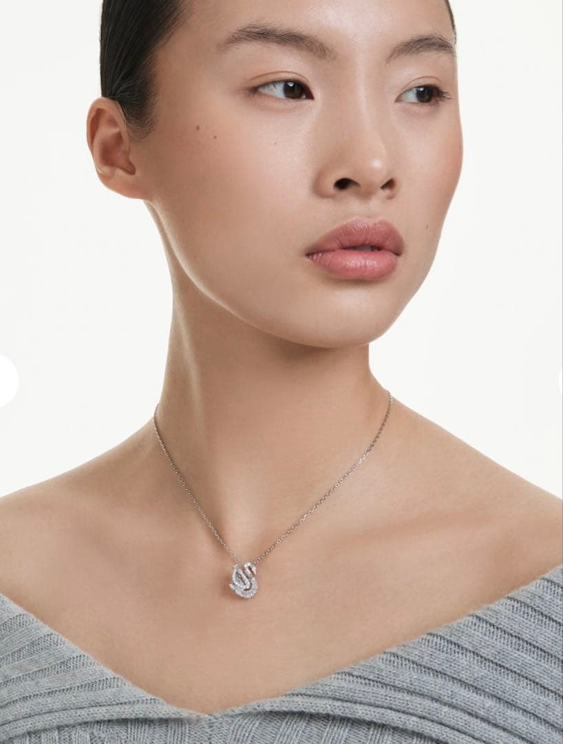 も*も様 スワロフスキー　スワン　ネックレス