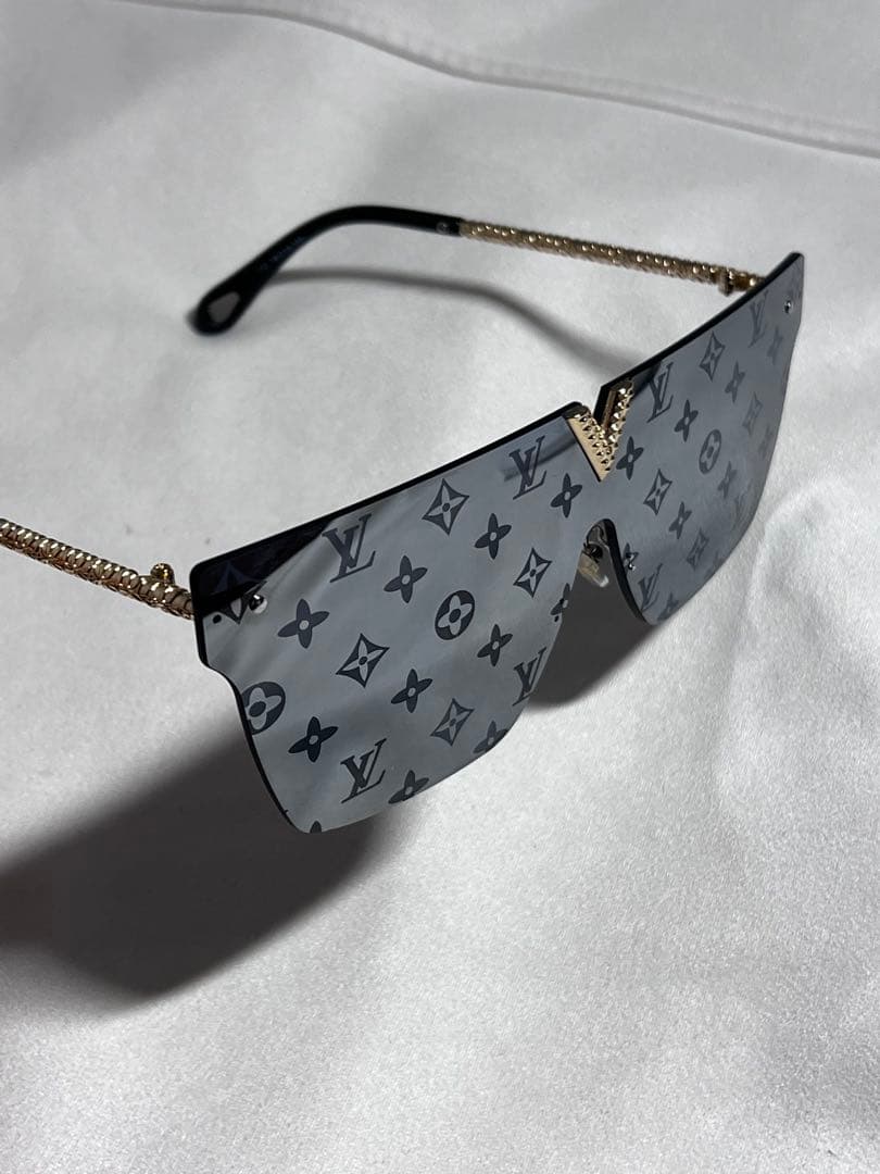 ま*さ様 Louis Vuitton ロゴ入りシールド型サングラス