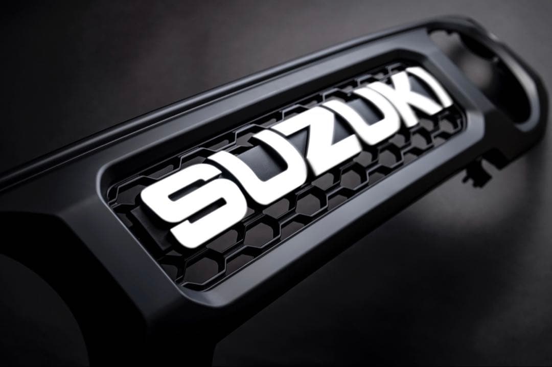 ジャンボ‼️ジムニー シエラ ノマド グリル未塗装 ジャンボエンブレム ホワイト①