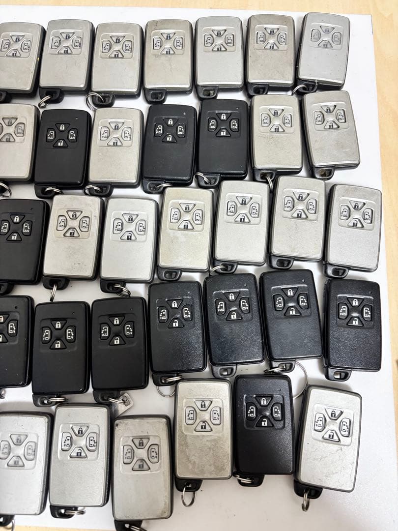 トヨタ純正スマートキー (*合計60個) 13個は電池切れてます。