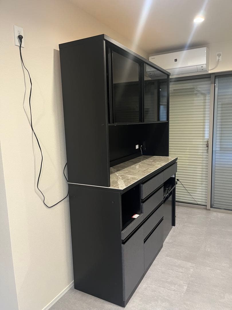 黒の食器棚・キッチンカウンター