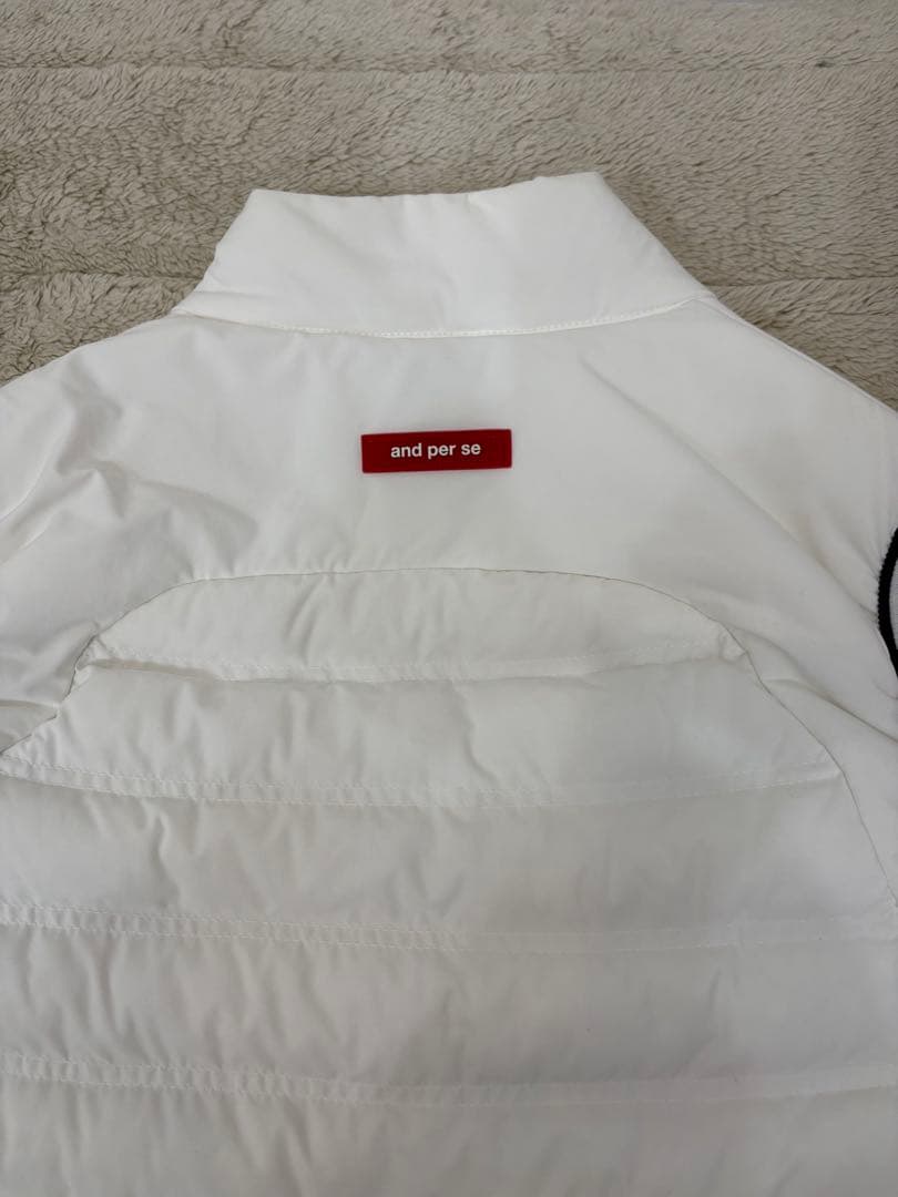 :and per seノースリーブダウンベスト