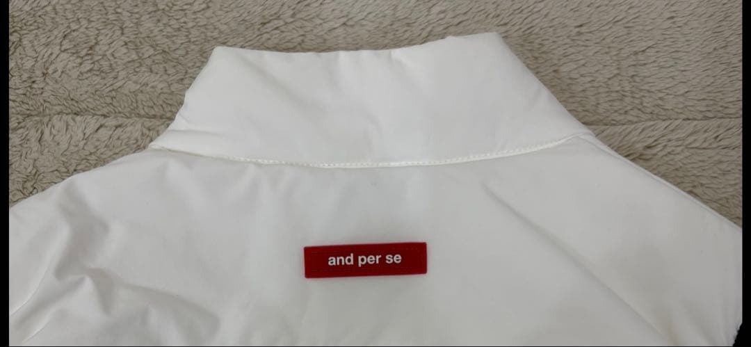 :and per seノースリーブダウンベスト