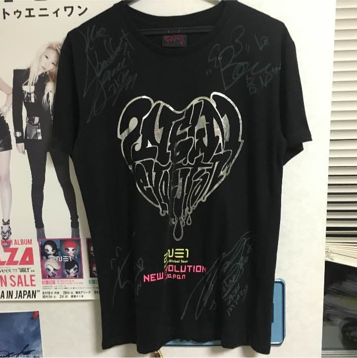 2NE1 サイン入りTシャツ