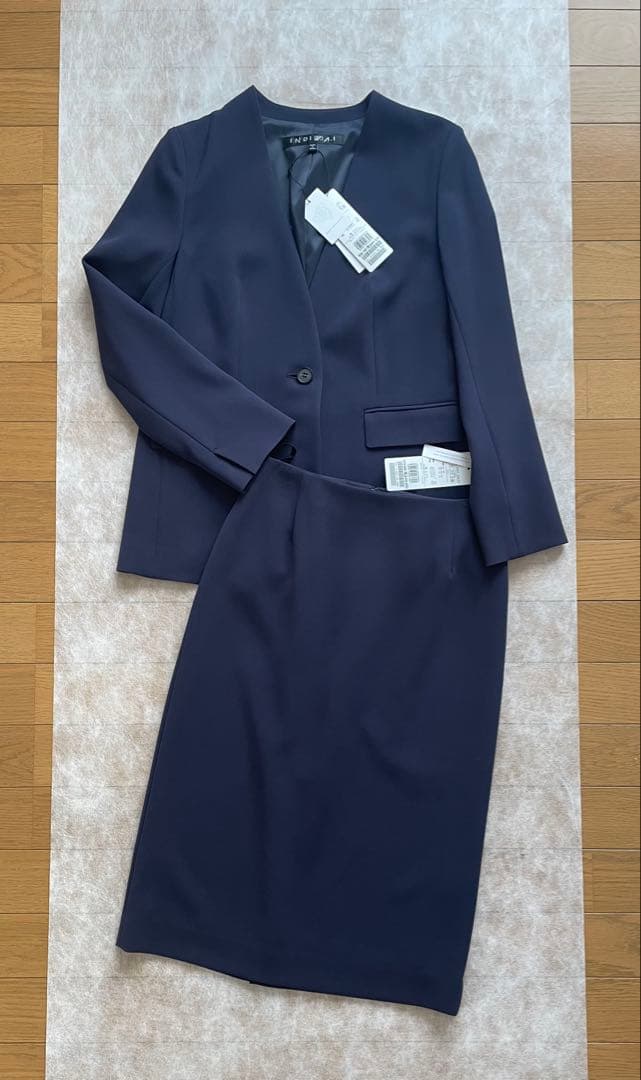 新品　インディヴィ V.A.I ノーカラーJKスーツ　ネイビー　05（XS）