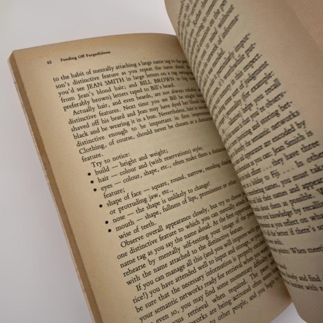 洋書 Fending Off Forgetfulness: Eena Job