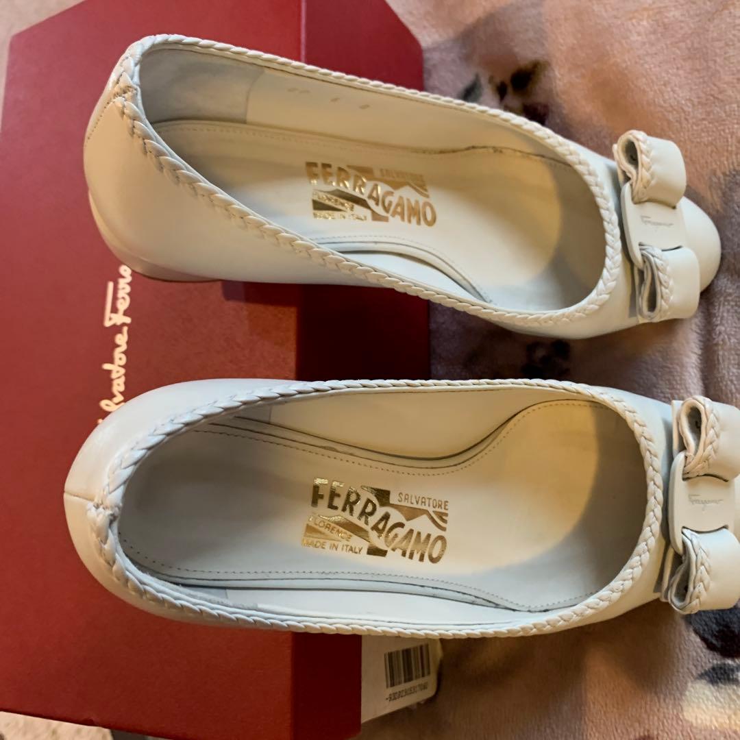 美品　Salvatore Ferragamo ホワイトパンプス