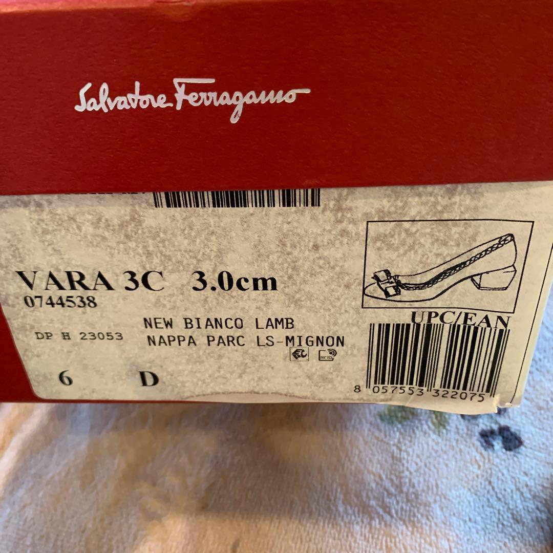 美品　Salvatore Ferragamo ホワイトパンプス