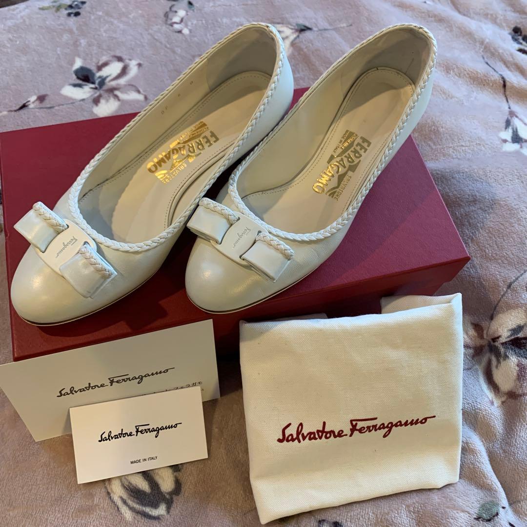 美品　Salvatore Ferragamo ホワイトパンプス