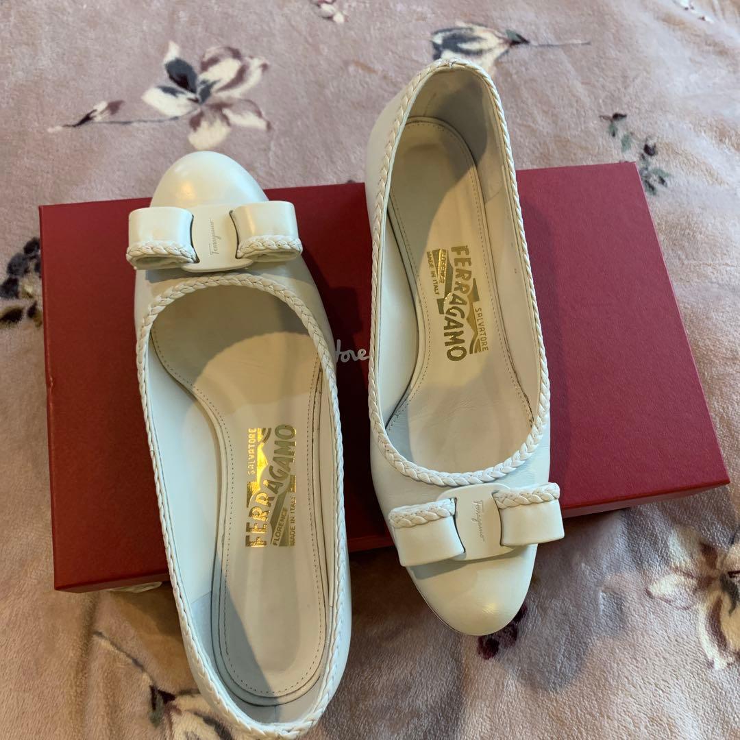 美品　Salvatore Ferragamo ホワイトパンプス
