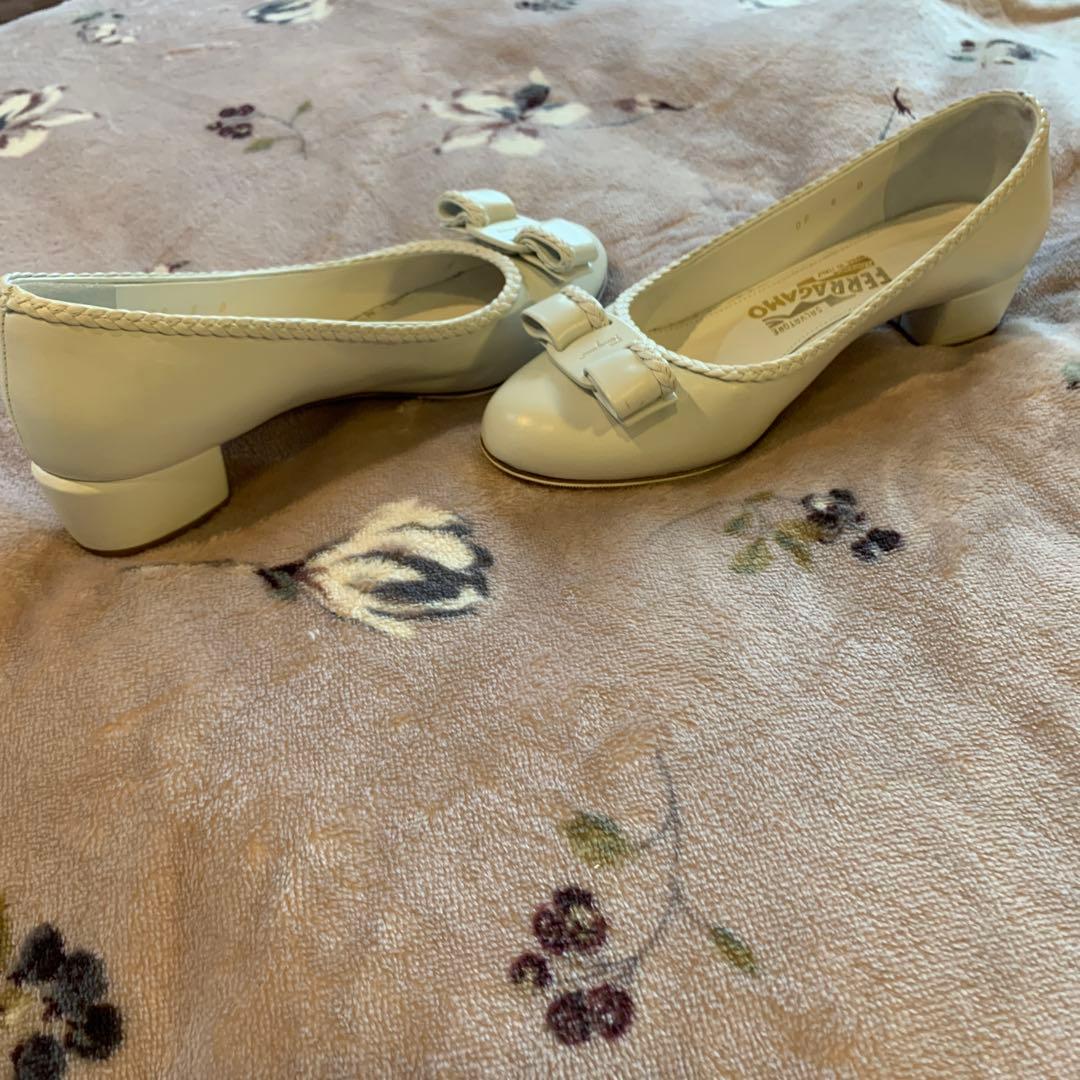 美品　Salvatore Ferragamo ホワイトパンプス