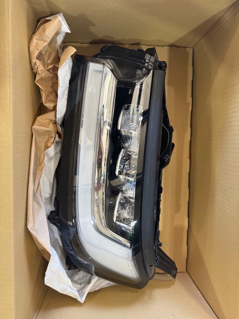 【美品】トヨタ　ランドクルーザー300 ヘッドライトユニット左