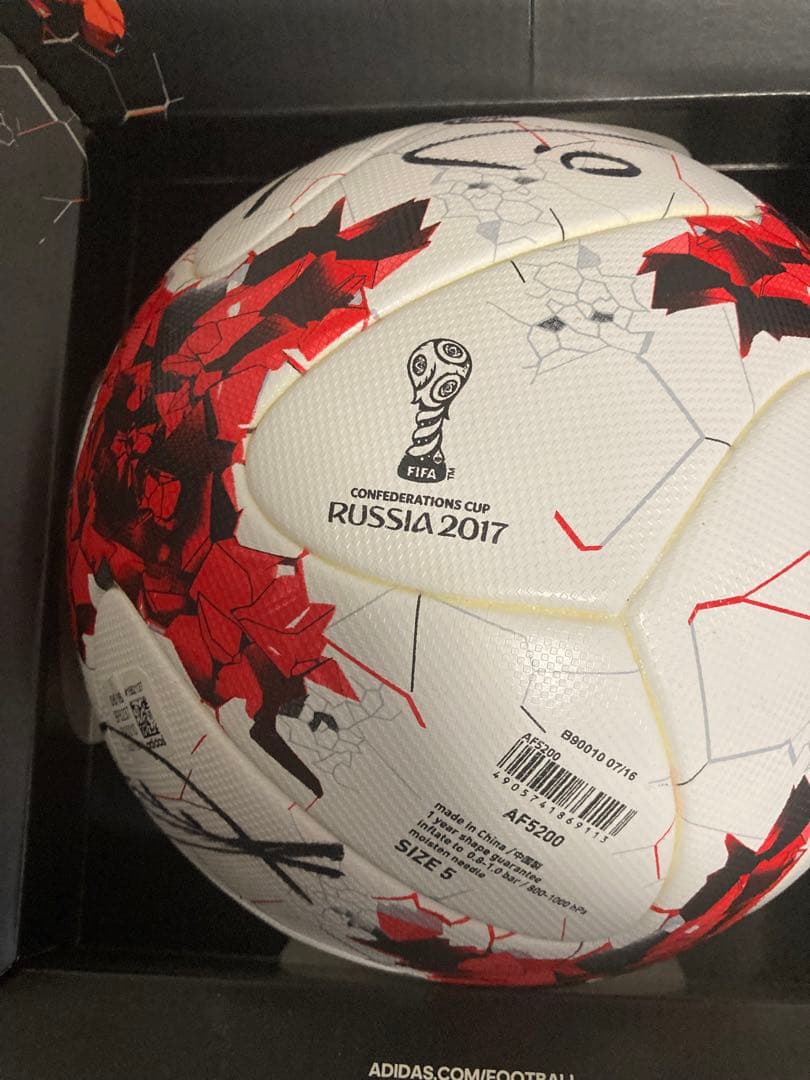 adidas KRASAVA サッカーボール 5号球　公式球　公式試合球