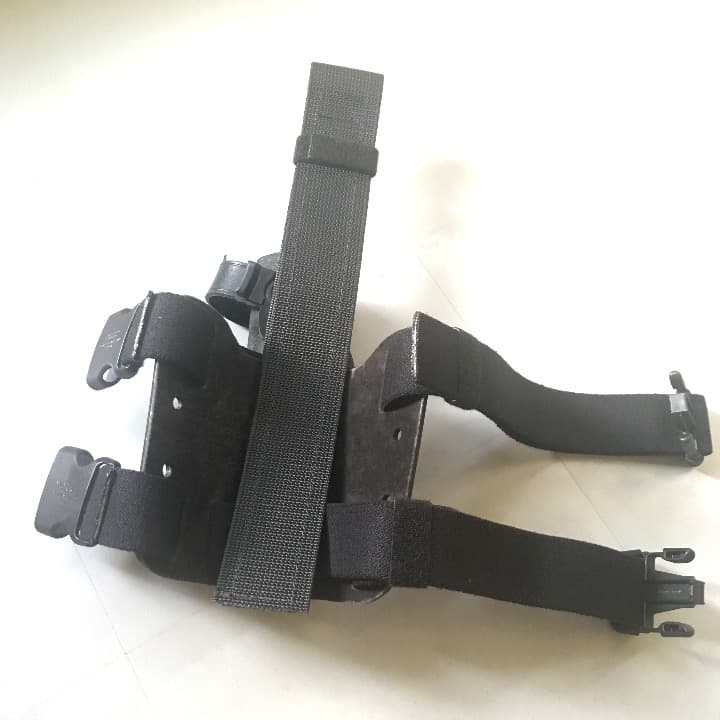 実物サファリランド（safariland）レッグホルスター（右・グロック）