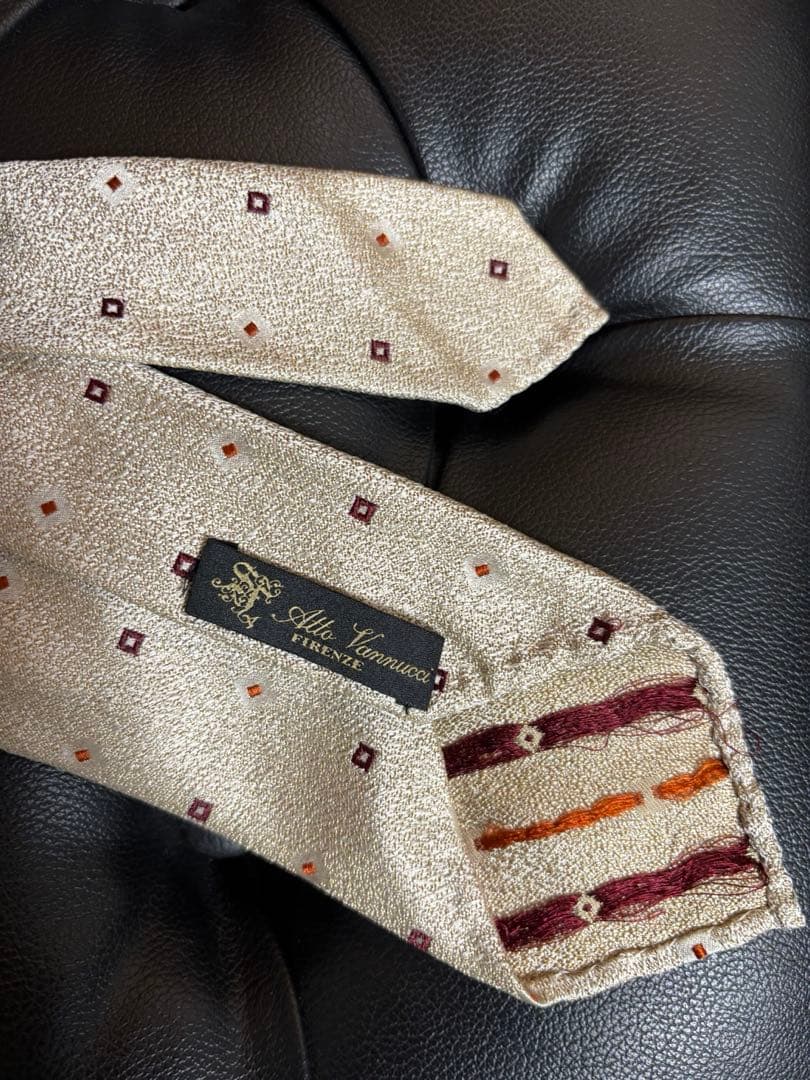 アットヴァンヌッチ　小紋柄　セッテピエゲ　ネクタイ
