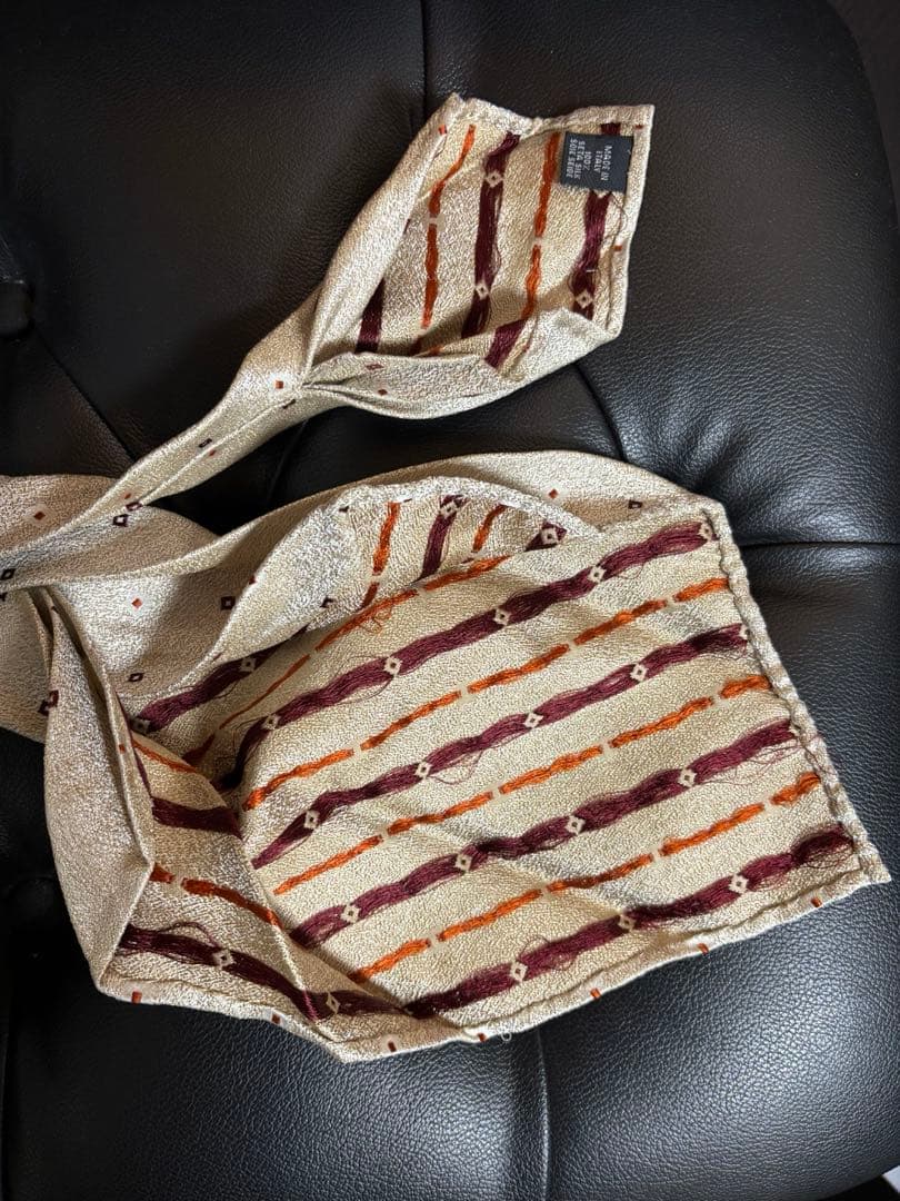 アットヴァンヌッチ　小紋柄　セッテピエゲ　ネクタイ