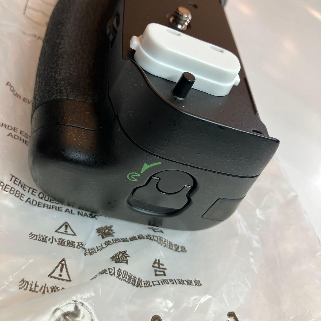 ほぼ新品 Nikon純正マルチパワーバッテリーパック MB-D17 縦型グリップ