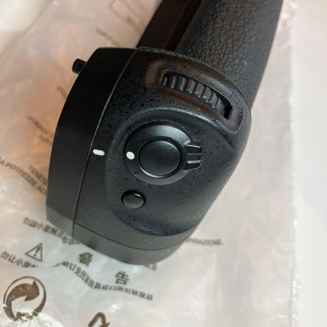 ほぼ新品 Nikon純正マルチパワーバッテリーパック MB-D17 縦型グリップ