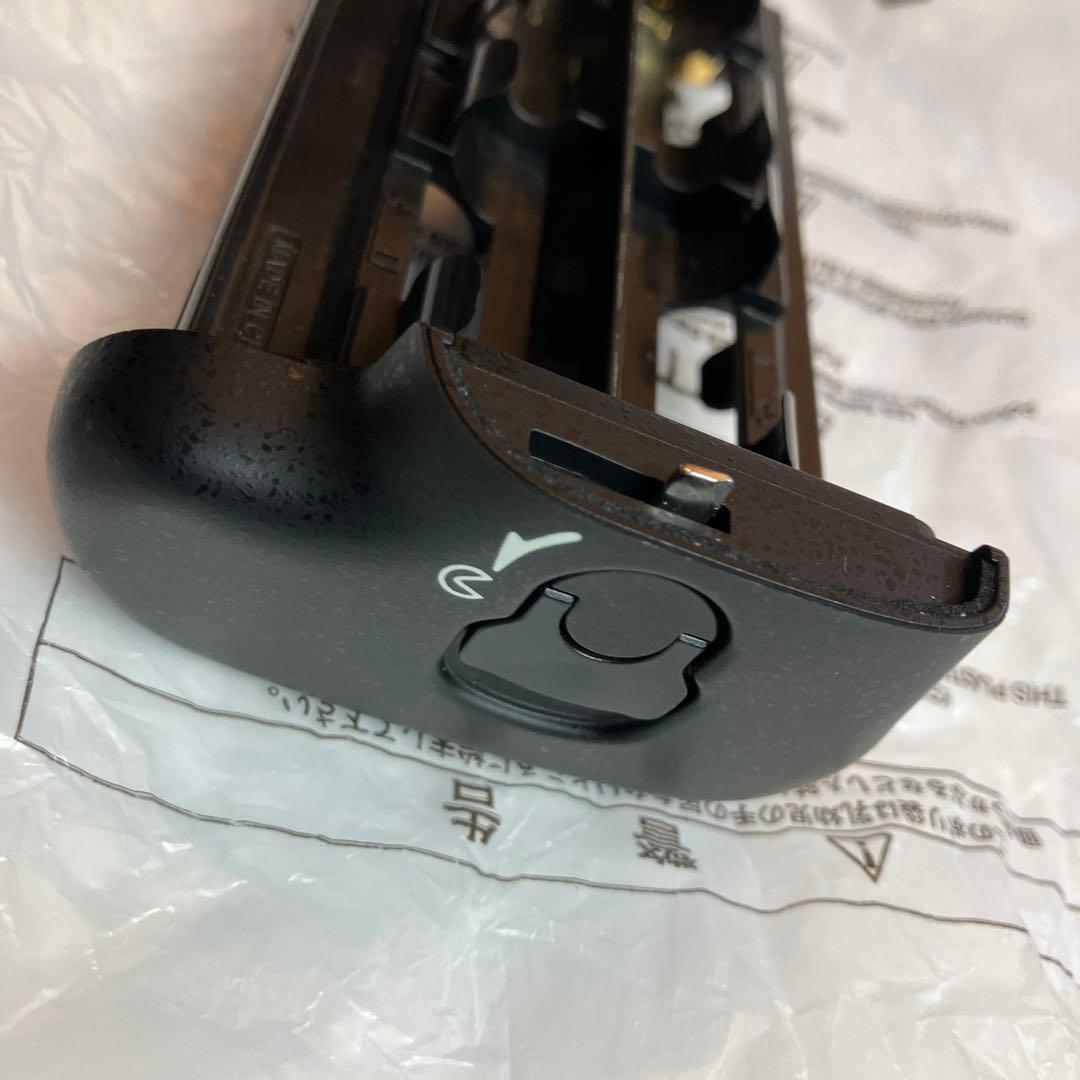 ほぼ新品 Nikon純正マルチパワーバッテリーパック MB-D17 縦型グリップ