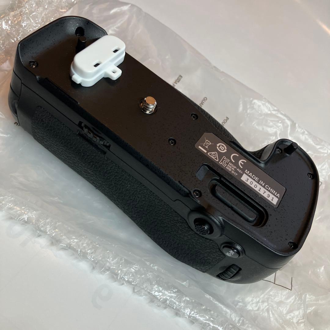 ほぼ新品 Nikon純正マルチパワーバッテリーパック MB-D17 縦型グリップ