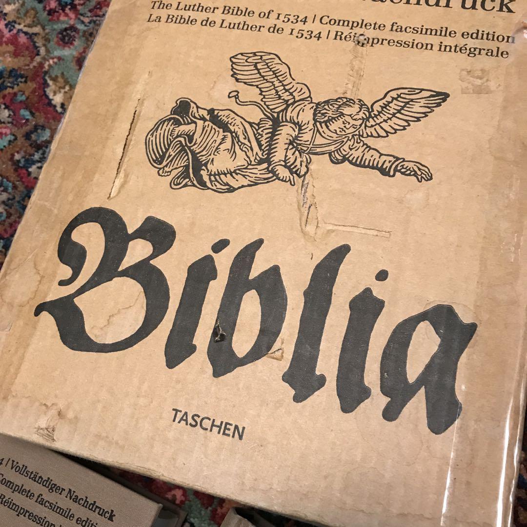 新旧約聖書　1534年刊　彩色絵入版のファクシミリ　全2冊＋解説書1冊(英語)