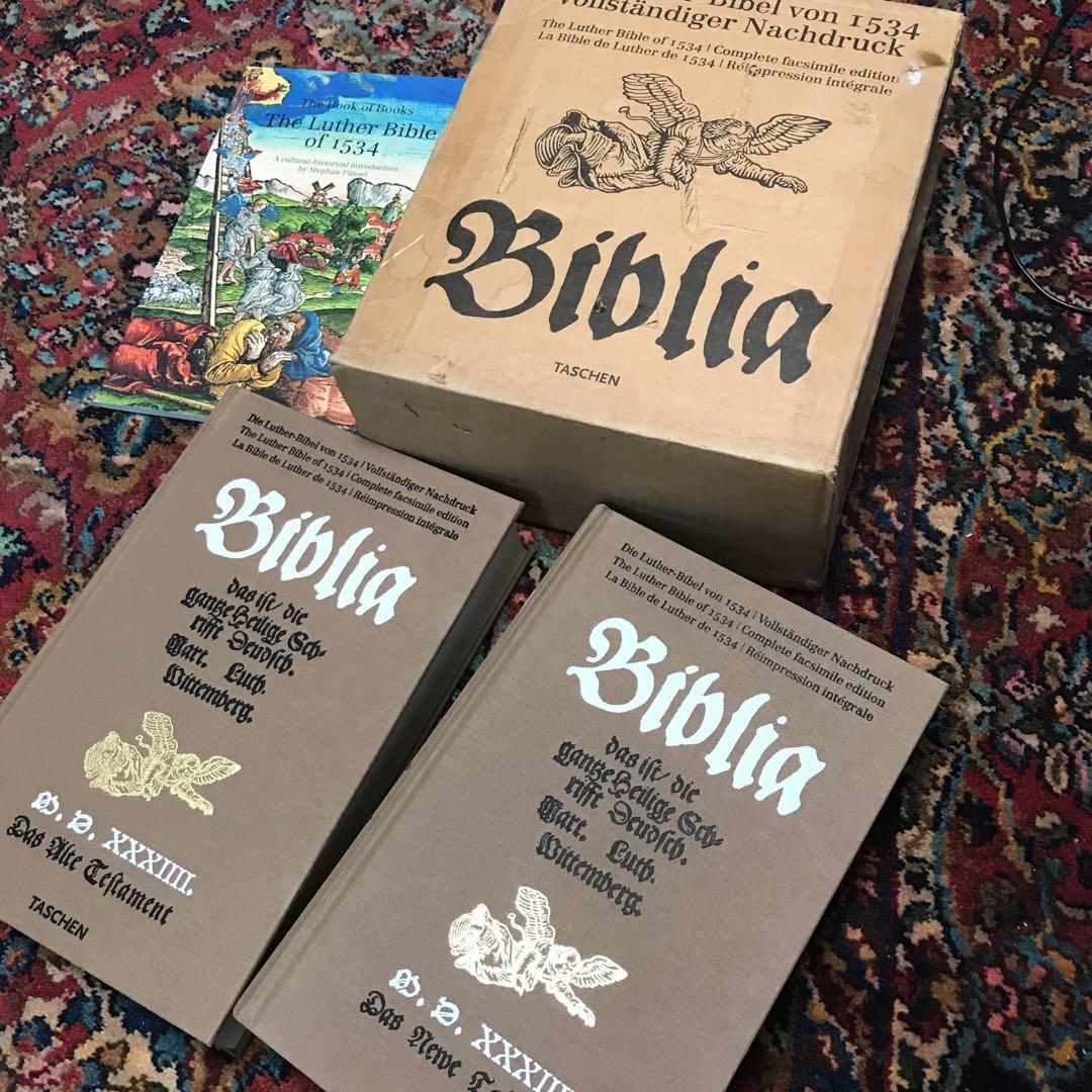 新旧約聖書　1534年刊　彩色絵入版のファクシミリ　全2冊＋解説書1冊(英語)