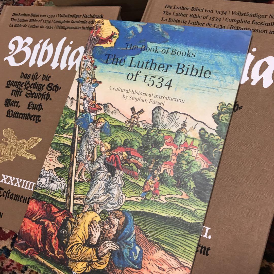 新旧約聖書　1534年刊　彩色絵入版のファクシミリ　全2冊＋解説書1冊(英語)